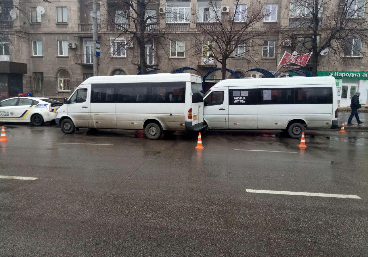 Новость - События - Не разминулись: в Запорожье столкнулись две маршрутки