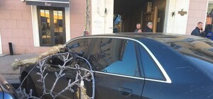 Праздник на голову свалился: в центре Одессы на машину упала гирлянда
