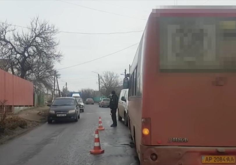 Новость - События - ДТП в Запорожской области: мопед попал под колеса сразу двух автобусов