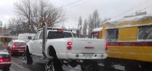 Фотофакт: на улицах Киева замечен внедорожник, которому снегопад не страшен