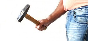 Избили молотками и забрали $30 тысяч: в Харькове неизвестные напали на мужчину