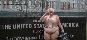 Активистка FEMEN устроила акцию возле посольства США