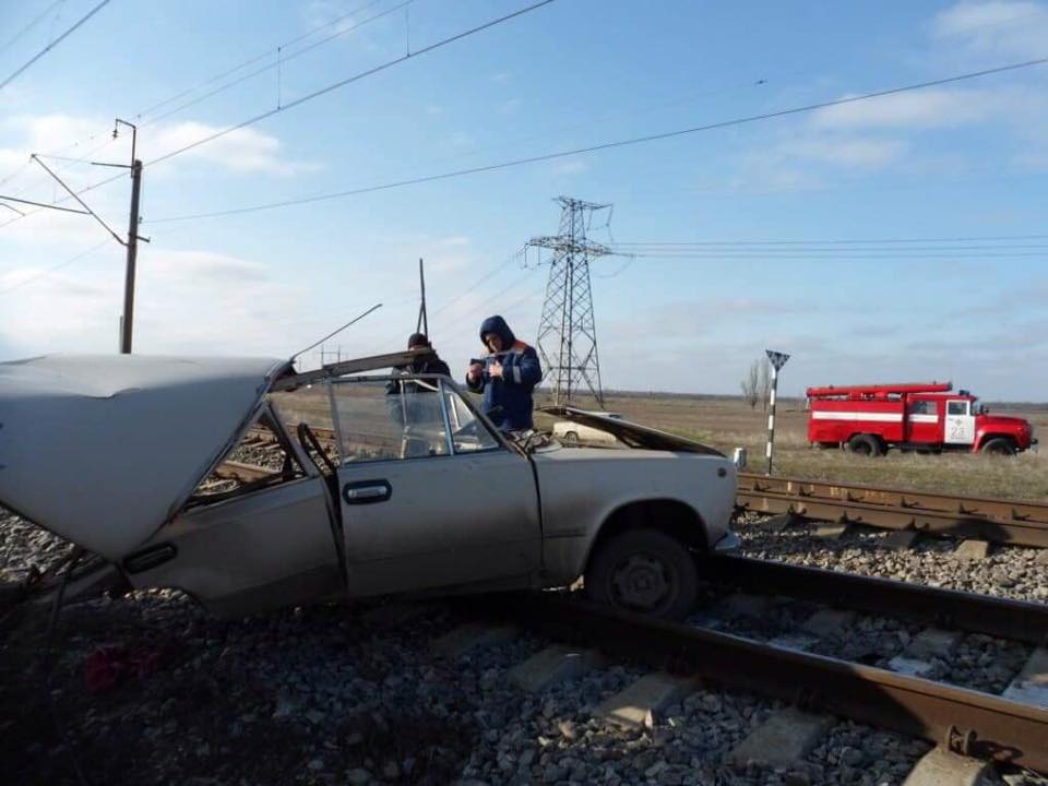 Новость - События - Родились в рубашке: в Запорожской области поезд перерезал ВАЗ, люди выжили