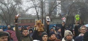 #принеси_куклу: активисты устроили флешмоб на месте, где УПЦ (МП) проводит обряд Крещения