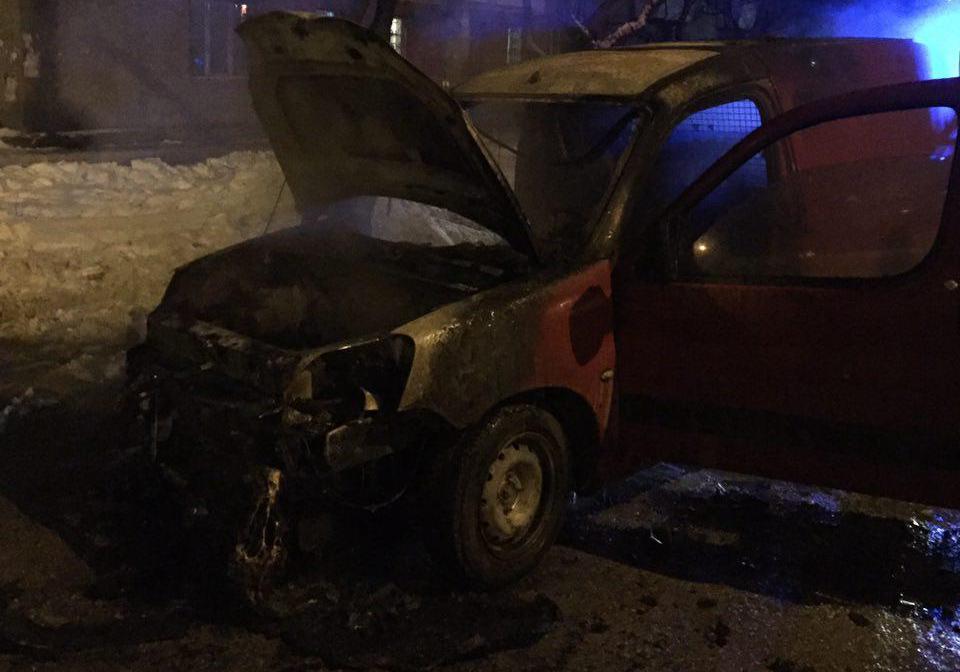 Новость - События - Вовремя выскочил: в Запорожье водитель едва не сгорел вместе с автомобилем