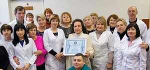 Всеукраинский рекорд: запорожанка стала самой пожилой медработницей в стране