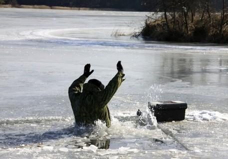 Новость - События - Героическое спасение: запорожец вытащил провалившегося под лед рыбака