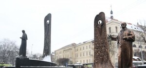 Розхитали, але не забрали: у Львові намагалися викрасти пам’ятник Шевченку