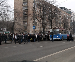 Пассажиры тщетно пытаются уехать Фото http://img0.liveinternet.ru