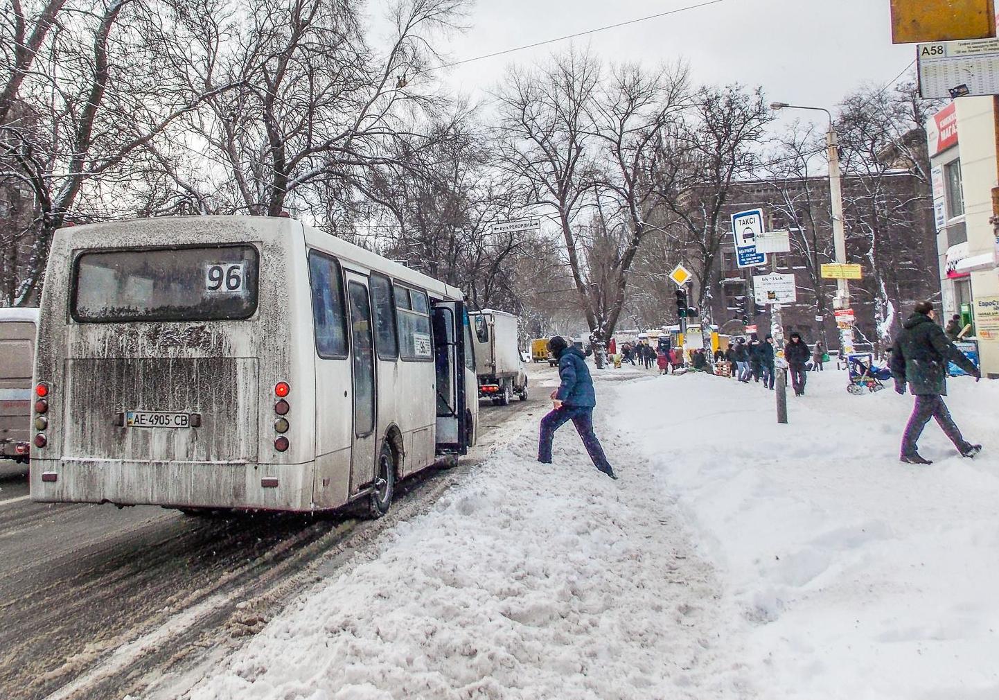 Новость - Транспорт и инфраструктура - Через сугробы: запорожцы пробираются к общественному транспорту через горы снега