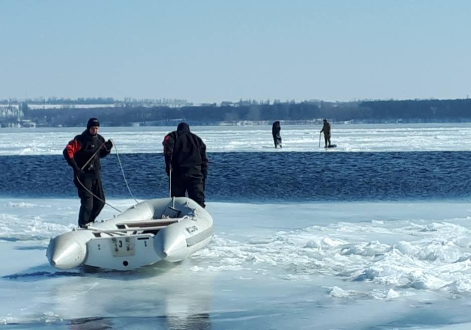 Новость - События - Вернули на берег: водолазы спасли двух рыбаков, которые дрейфовали на льдине по Днепру
