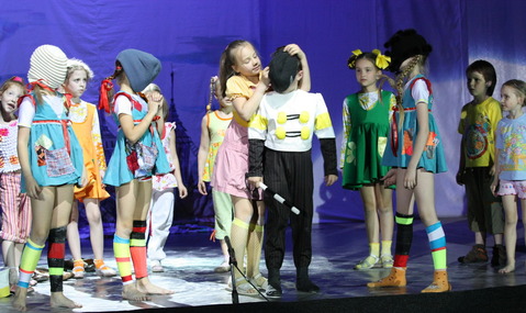 В спектакле участвуют ученики центра современного танца и перформанса "другие танцы".
Фото freedance.org.ua