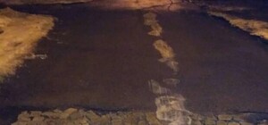 А ведь недавно ремонтировали: на Петровского асфальт протерся до старой брусчатки