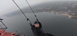 Рискуя жизнью: в Запорожье экстремал соорудил качели высотой в 200 метров