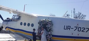 Красота: одесситы поженились на борту самолета