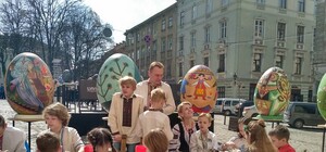 Фотофакт: як мер Львова з сім'єю розписували яйця