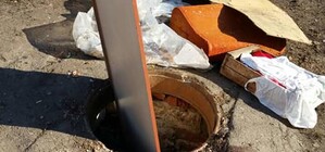 Смотри под ноги: в Харькове женщина упала в канализационный люк