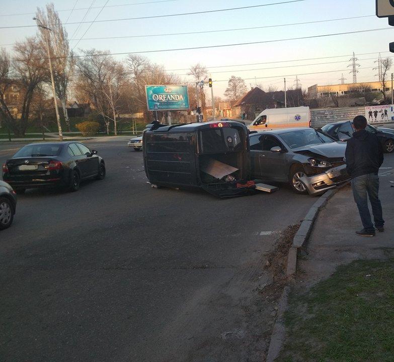 Новость - События - Авария на проспекте Соборном: от столкновения перевернулся микроавтобус