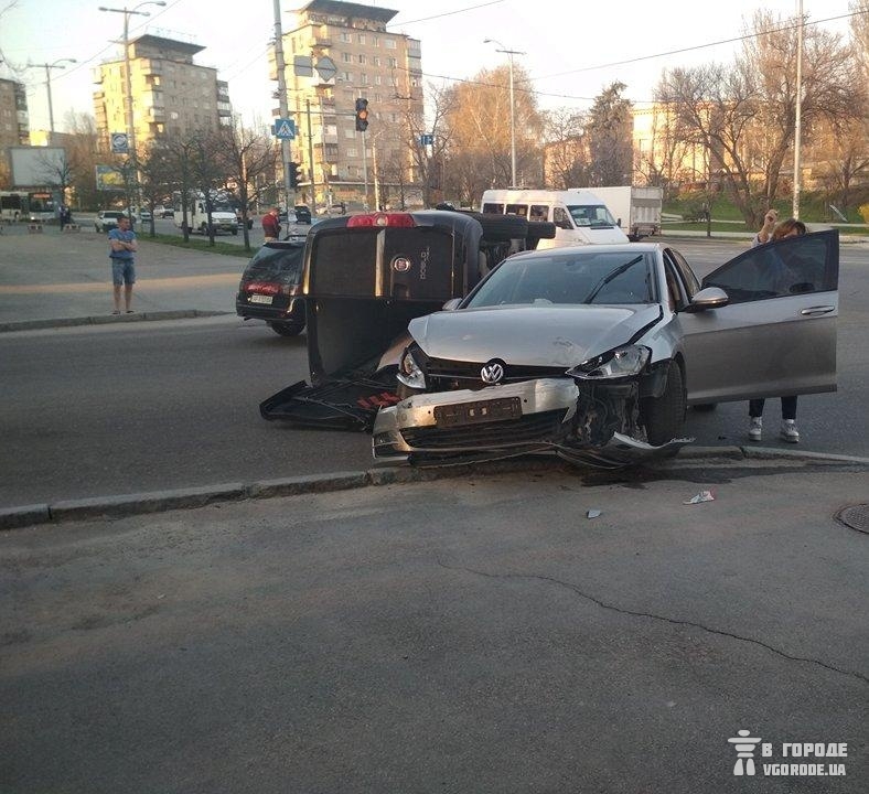 Новость - События - Не разминулись: подробности ДТП с перевернувшимся микроавтобусом