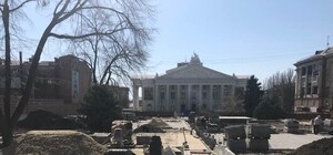 За высоким забором: как продвигается реконструкция Театрального сквера