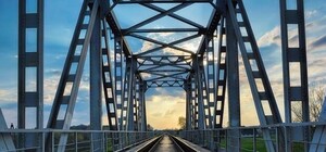 Чудом выжил: 20-летнего парня ударило током на железнодорожном мосту