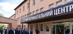 Породіль поки що не приймає: Порошенко відкрив у Львові перинатальний центр