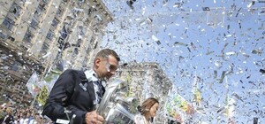 Фотофакт: в Киев привезли кубки Лиги чемпионов