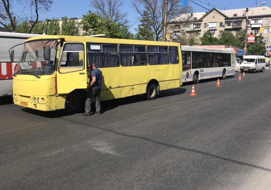 Новость - События - Не следил за дорогой и устроил ДТП: на проспекте водитель автобуса врезался в другой автобус