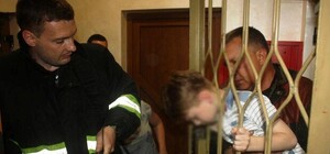 Заигрался и попал в ловушку: спасатели освободили застрявшего в решетке мальчика