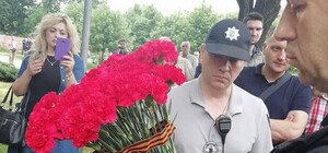 Вопреки запретам: на Аллее Славы заметили женщину с георгиевской лентой
