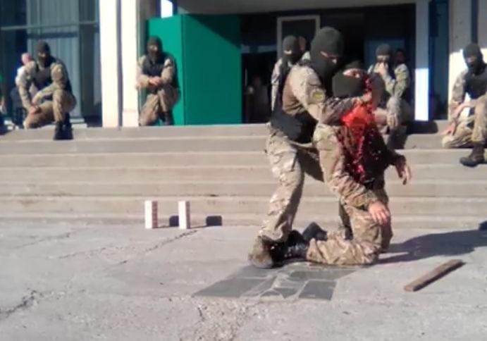 Новость - События - Резня на детском празднике: спецназовцы показали школьникам, как перерезать горло человеку