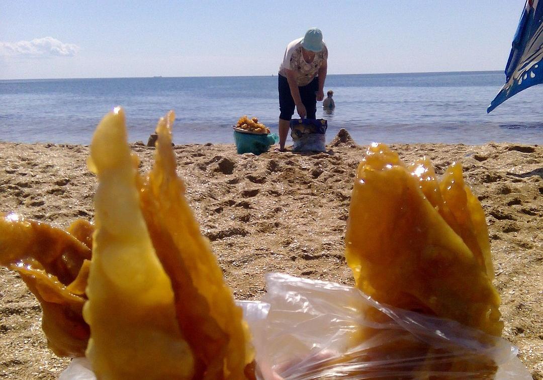 Новость - Досуг и еда - Цены как в ресторане: отдыхающие на Азовском море пожаловались на пляжных торговцев