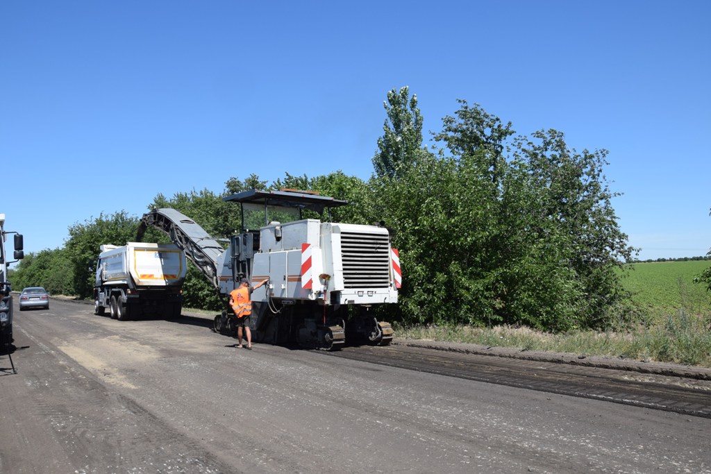 Дорогу на Бердянск начали ремонтировать. Все фото: Служба автодорог