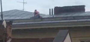 Відео 18+:  у центрі Львова зняли парочку, яка займалася коханням на даху