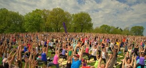 Скрести ножки: на Крещатике будут массово заниматься йогой