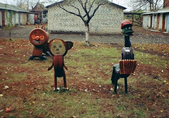 Новость - События - Адская площадка: в Днепровском районе дети играют возле мусорной ямы и железных штырей