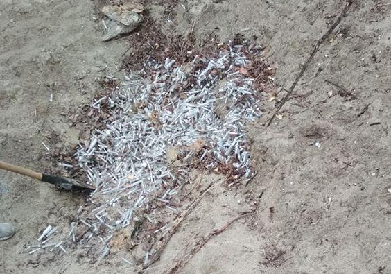 Возле модульного городка на Новокузнецкой нашли кучу шприцов. Фото: Нацполиция