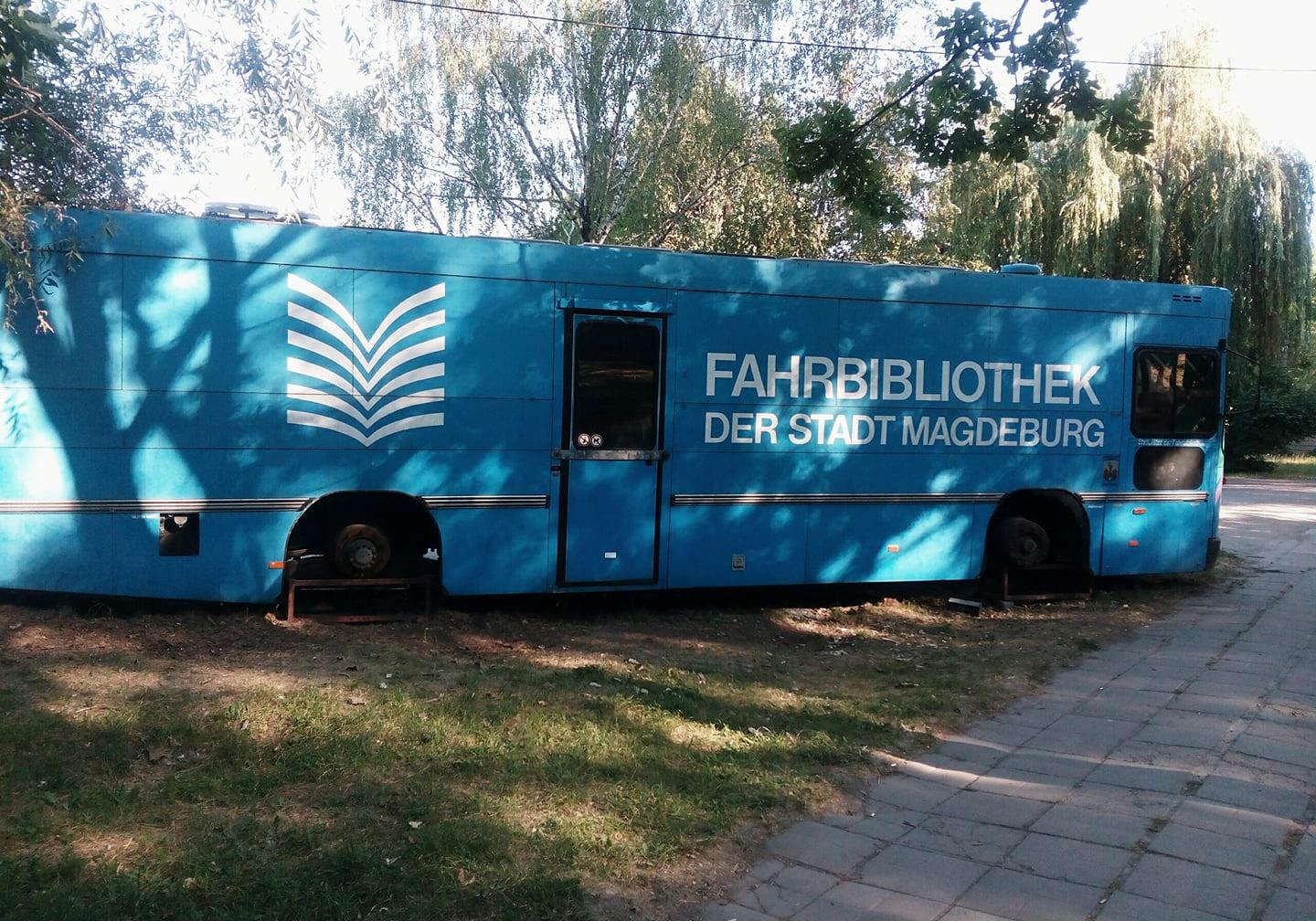 Новость - События - Докаталась: неизвестные украли колеса передвижной библиотеки