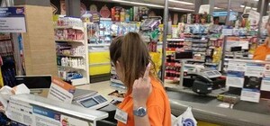 Скандал в одесском Сильпо: хамоватая кассирша показала покупателям средний палец