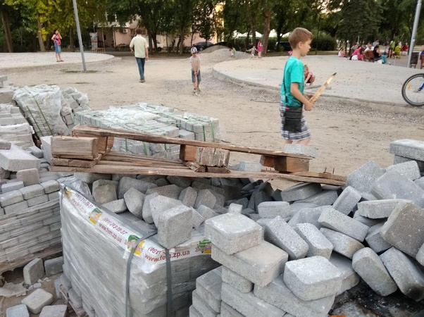 Дети испортили брусчатку в парке Гагарина. Все фото: пользователи Типичного Запорожья