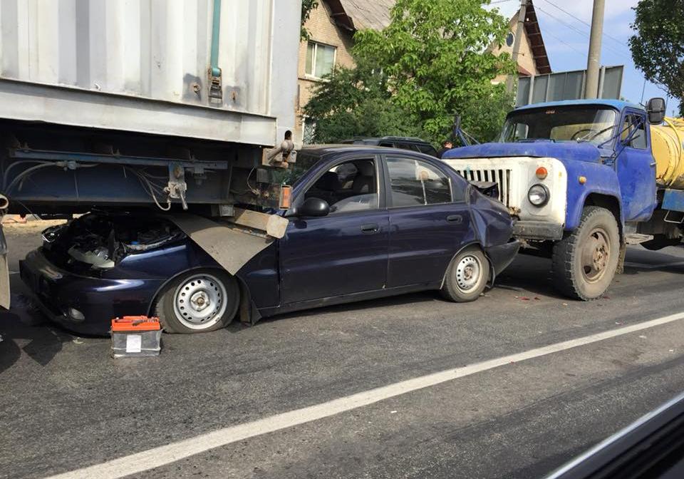 Новость - События - Масштабное ДТП под Запорожьем: на трассе столкнулись два грузовика и легковушка