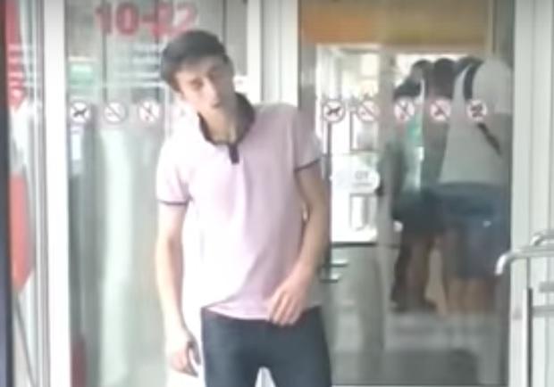 Новость - Досуг и еда - Насмешил посетителей: по торговому центру разгуливал мужчина под наркотиками (ВИДЕО)