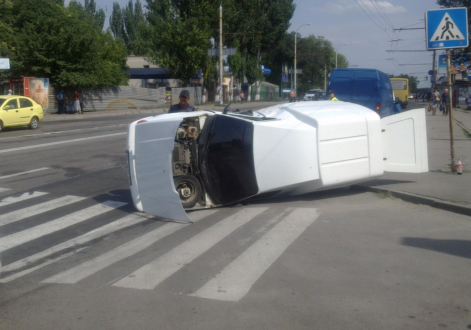 Новость - События - ДТП в Днепровском районе: на Каховской перевернулся автомобиль