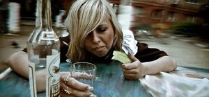 Жили на вокзале: в Харькове полиция отобрала ребенка у беспробудно пьющей матери