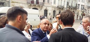 Скандал продовжується: у Львові лікарі стоматполіклініки пікетують біля Ратуші