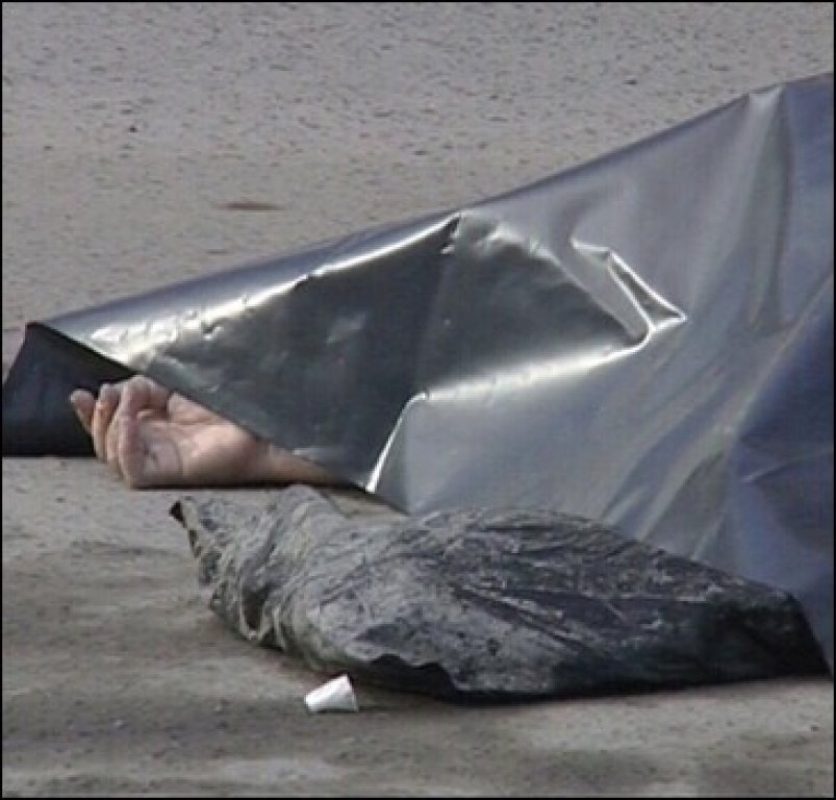 Новость - События - Некому убрать: на Заводской посреди улицы лежит труп под покрывалом