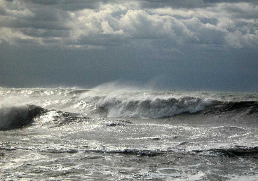 Новость - События - Напугал отдыхающих: на побережье Геническа начался шторм (ВИДЕО)