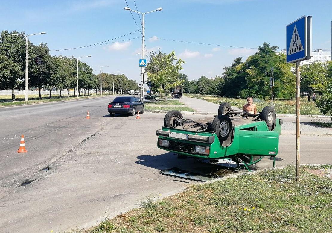 Новость - События - В Хортицком районе в результате ДТП перевернулся автомобиль: в полиции рассказали подробности аварии