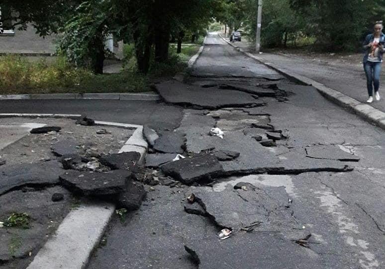 Новость - События - Как после землетрясения: в Александровском районе после дождя рассыпался асфальт