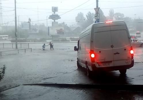 Новость - События - Воды как в Венеции: из-за дождя в Запорожье затопило дворы и больницу